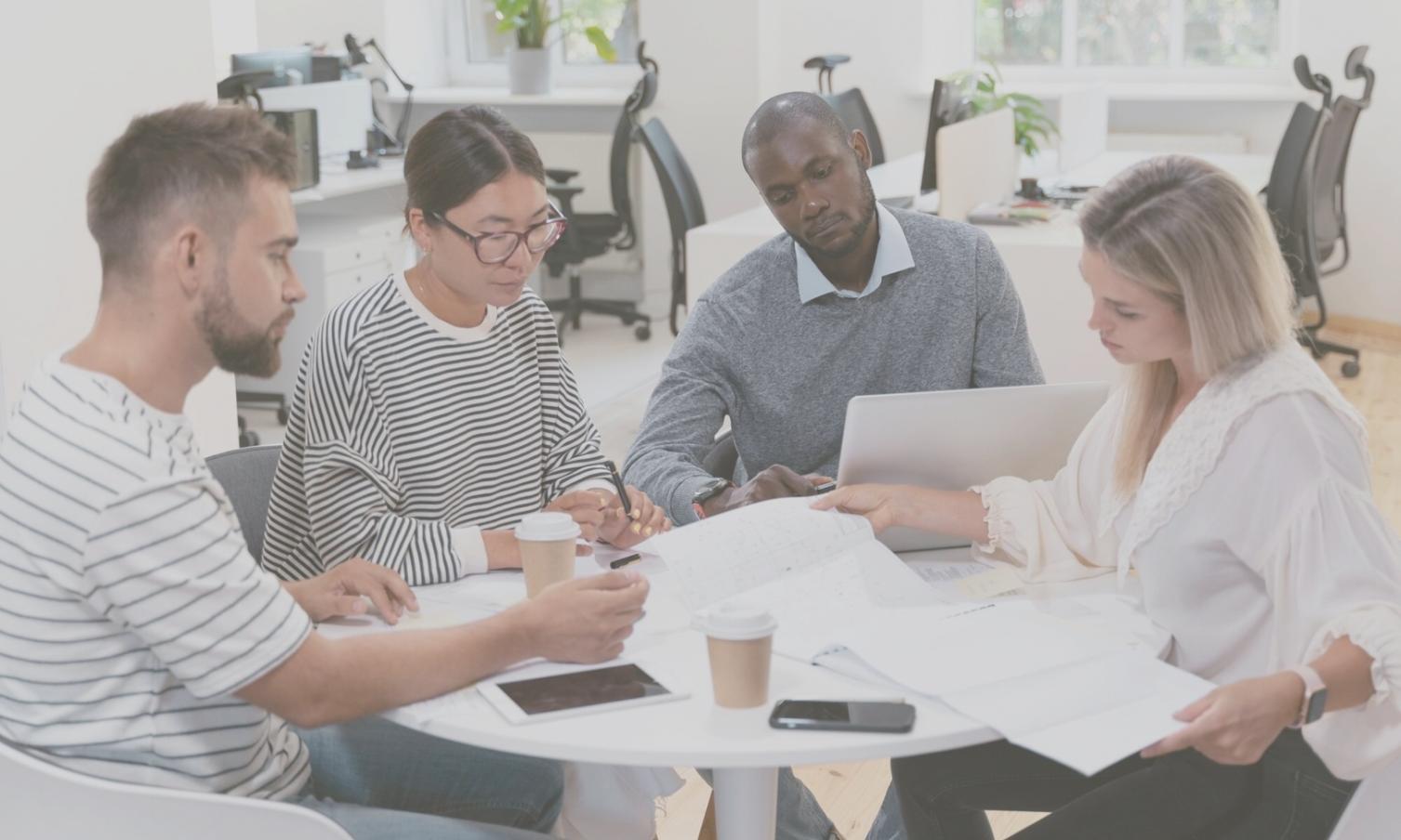 Equipo de loravianexis trabajando en estrategias financieras personalizadas
